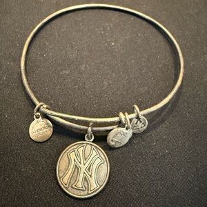 New York Yankees Silver Charm Bangle